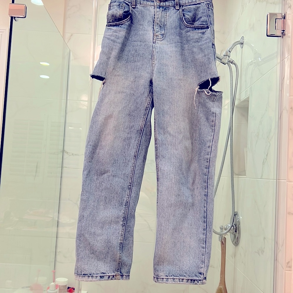 Boyfriend style cut out jeans size M